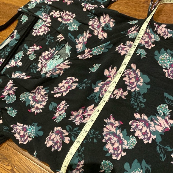 B. Young Wrap Dress Size Medium - Picture 4 of 4